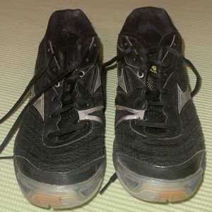 Women’s 8.5-9 volleyball shoes (practically brand new)